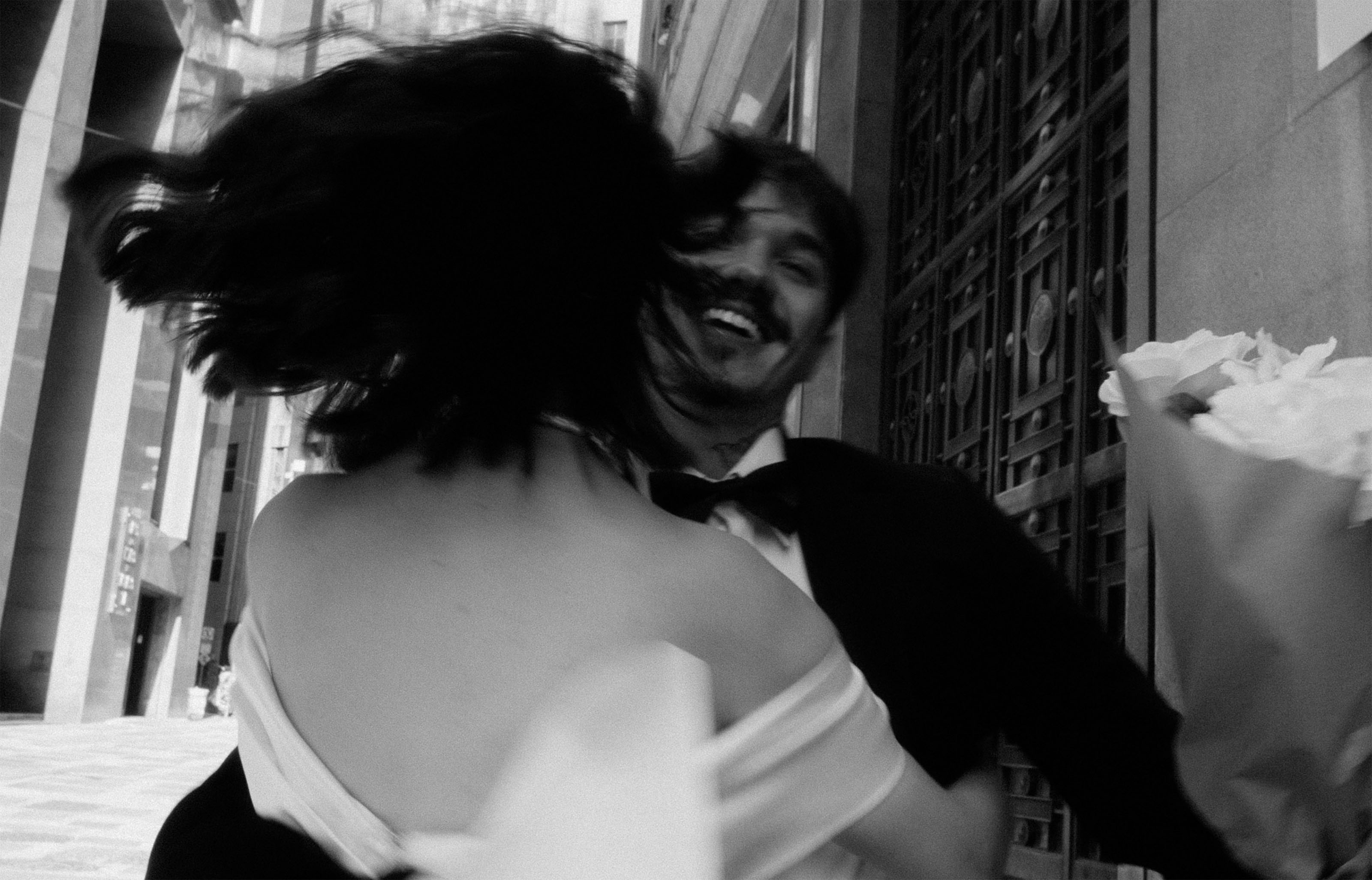 Momento espontâneo entre noivos — AEVO Films fotografia de casamento