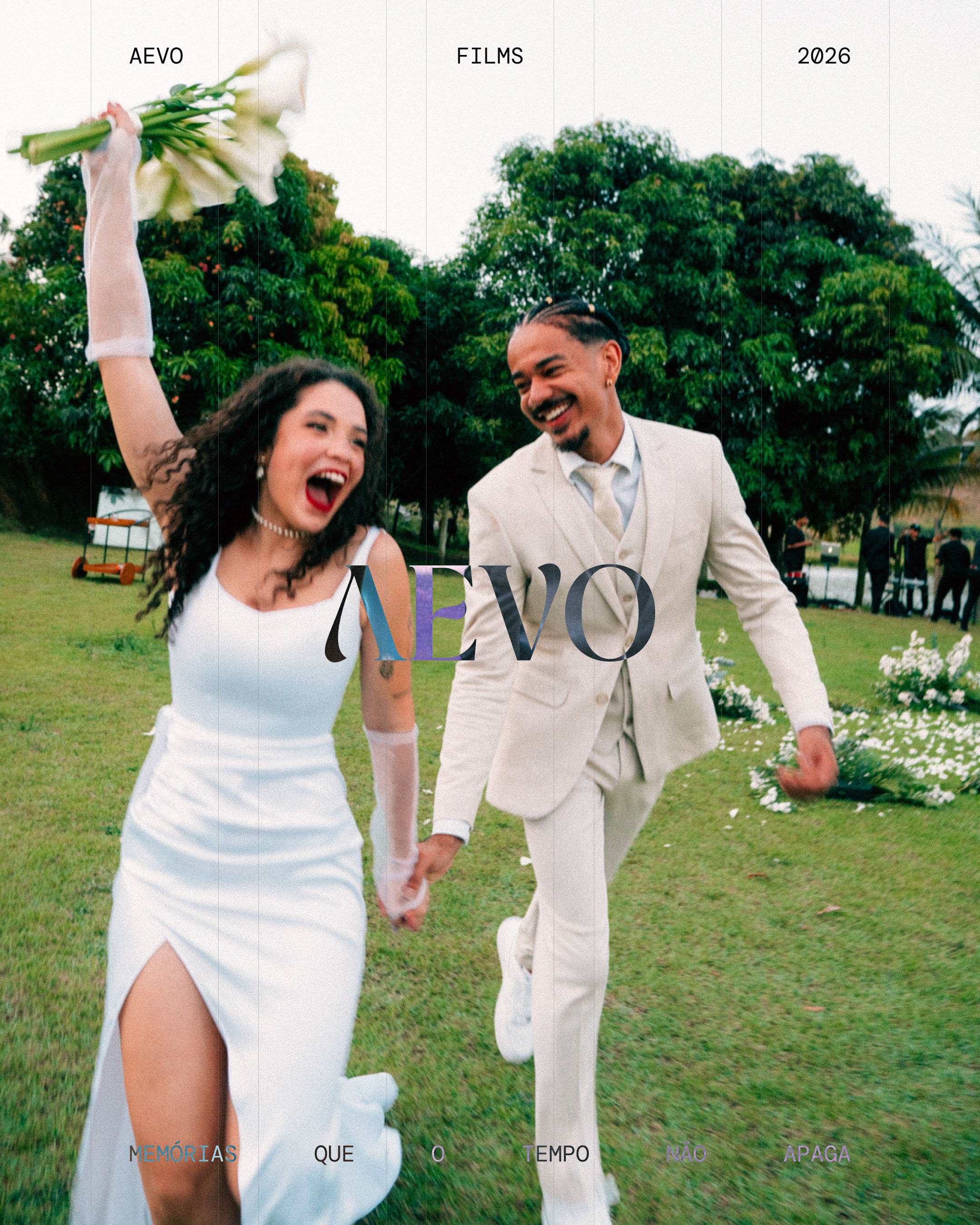 Noivos correndo em jardim — portfólio AEVO Films