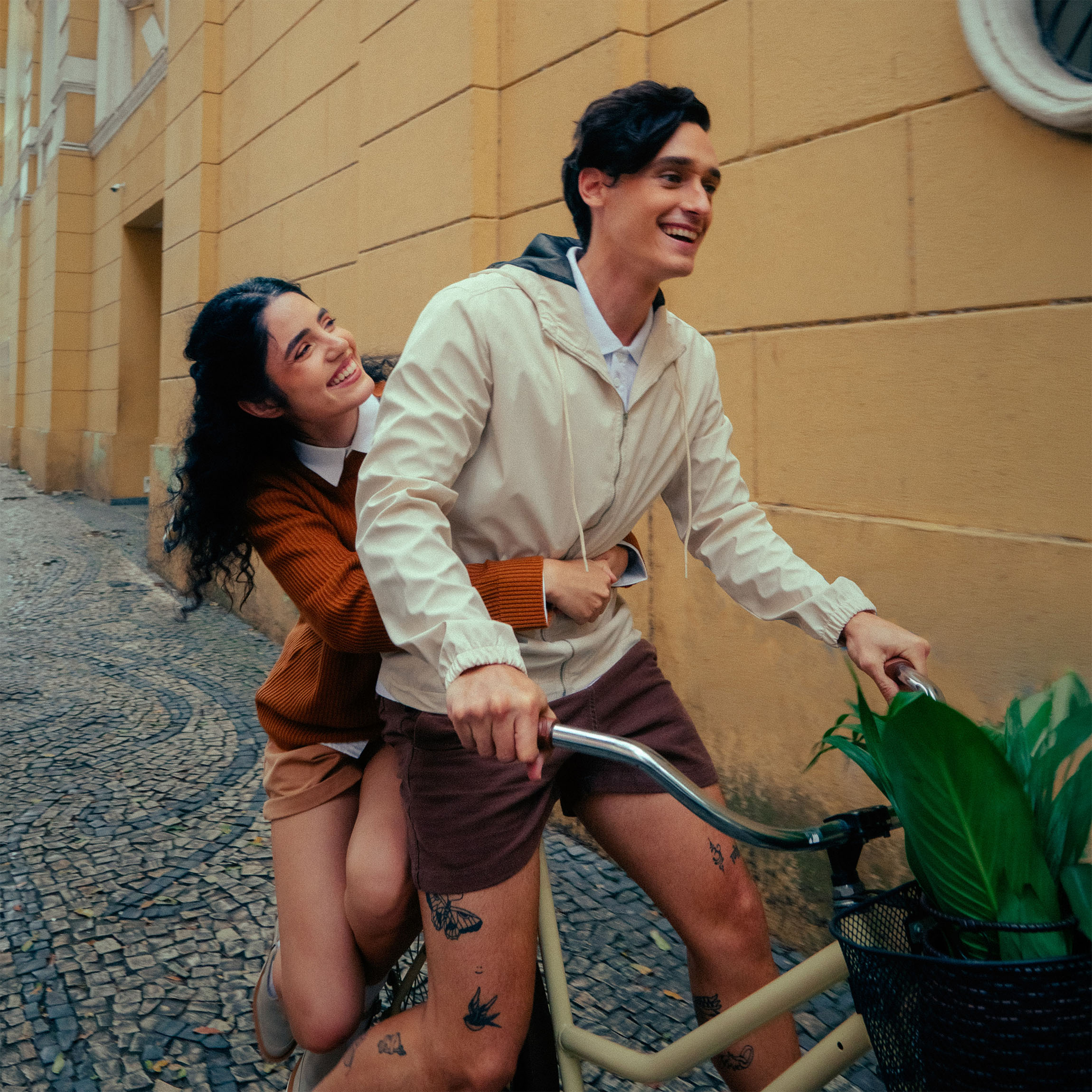 Editorial Paula e Fabricio — Ensaio de casal em cenário urbano