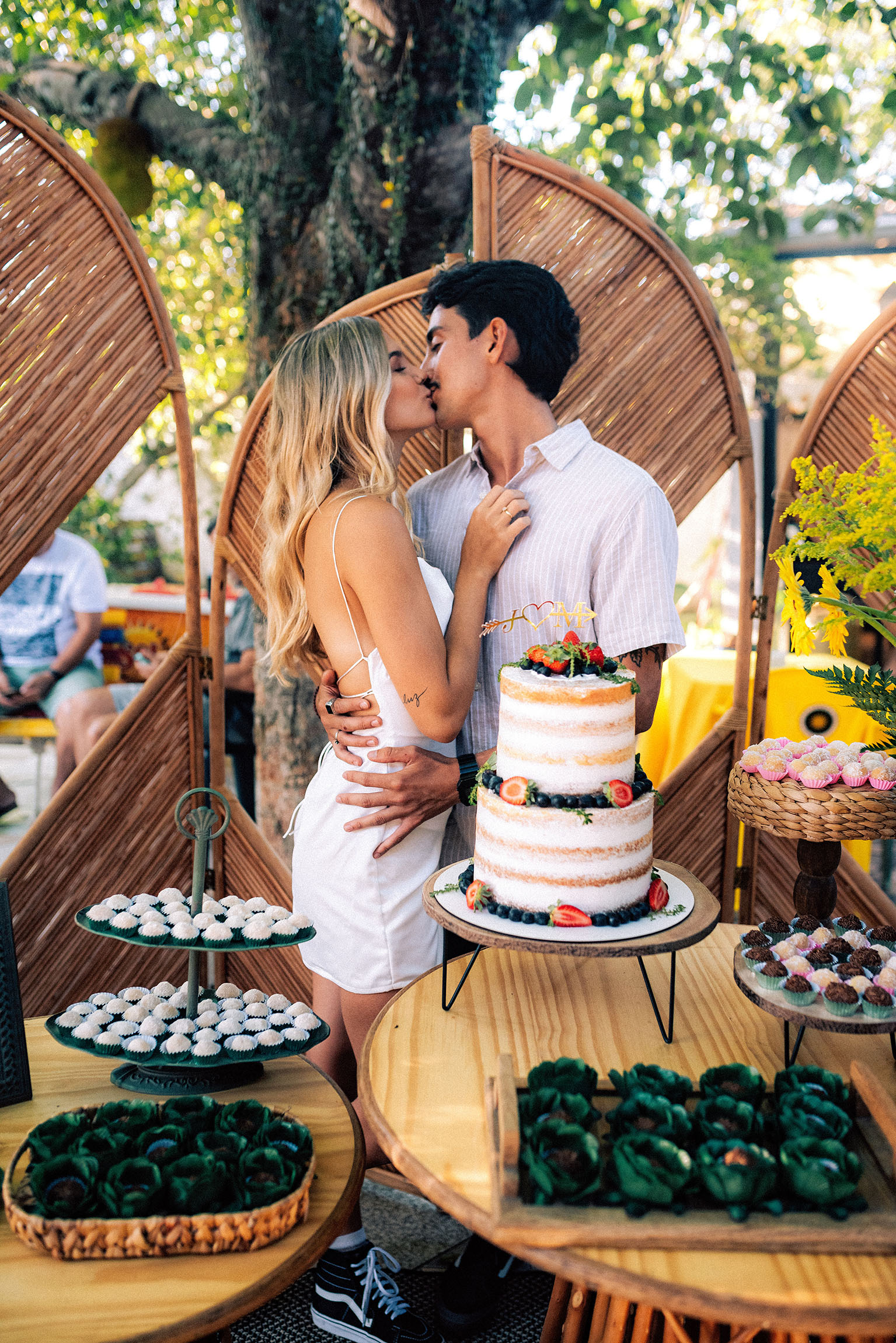 Casal beijando durante festa de noivado com decoração