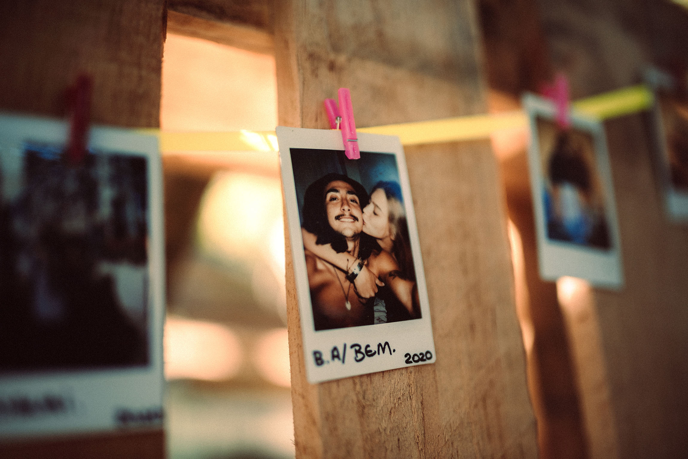 Fotografia estilo Polaroid em varal com clipe decorativo