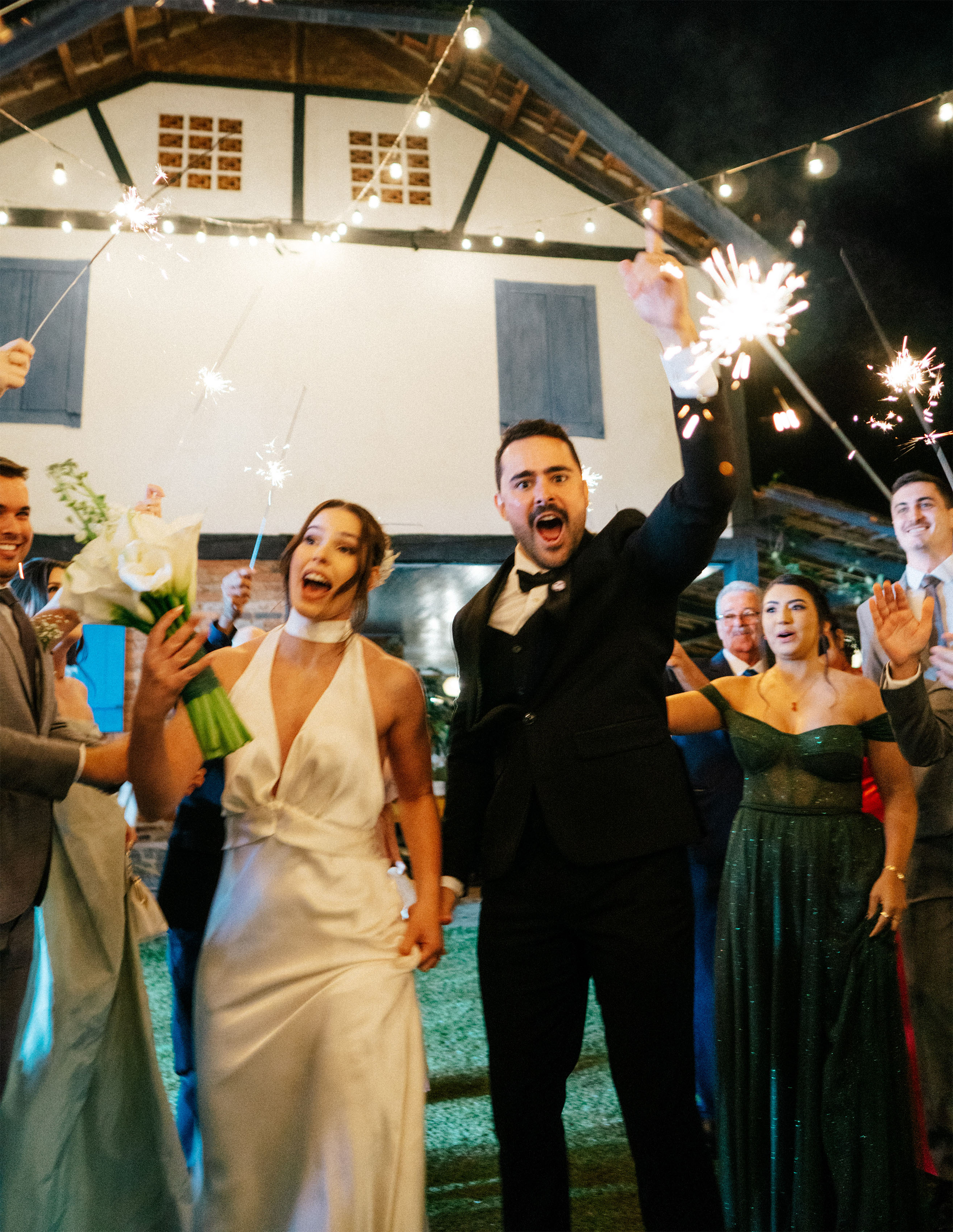 Celebração com velas cintilantes no casamento
