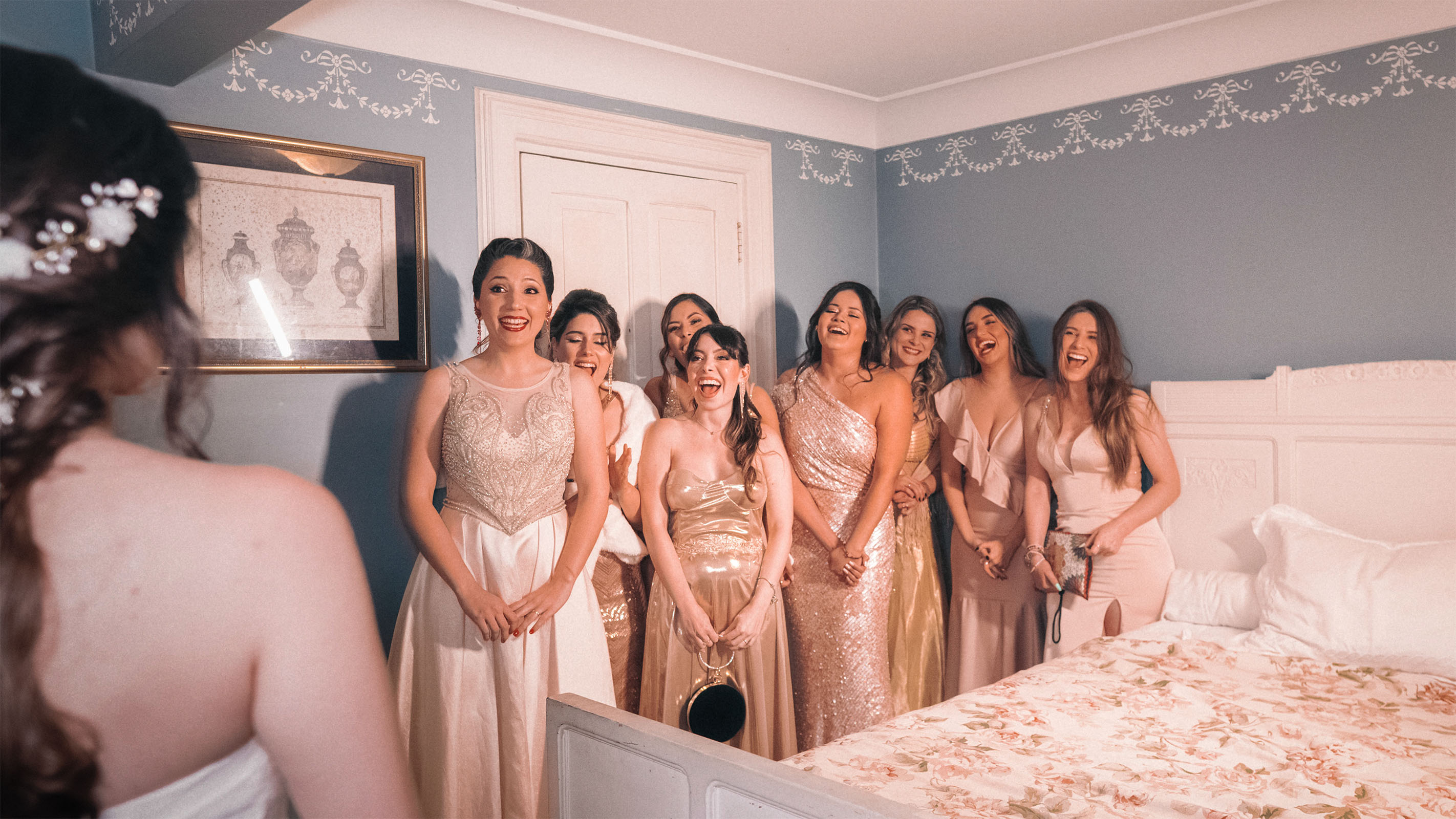 Madrinhas em vestidos dourados se preparando para casamento