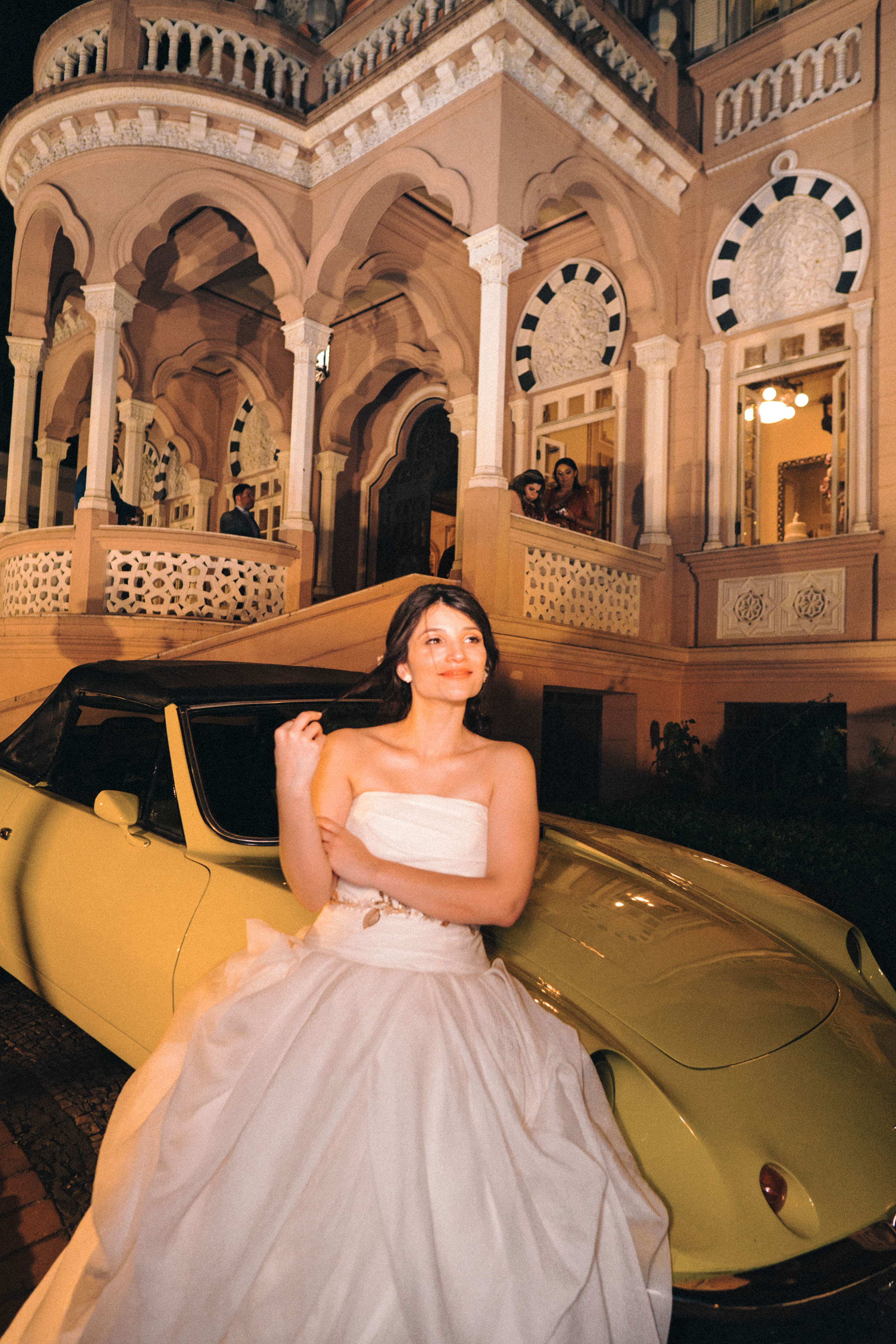 Retrato da noiva Camila com carro vintage e arquitetura clássica