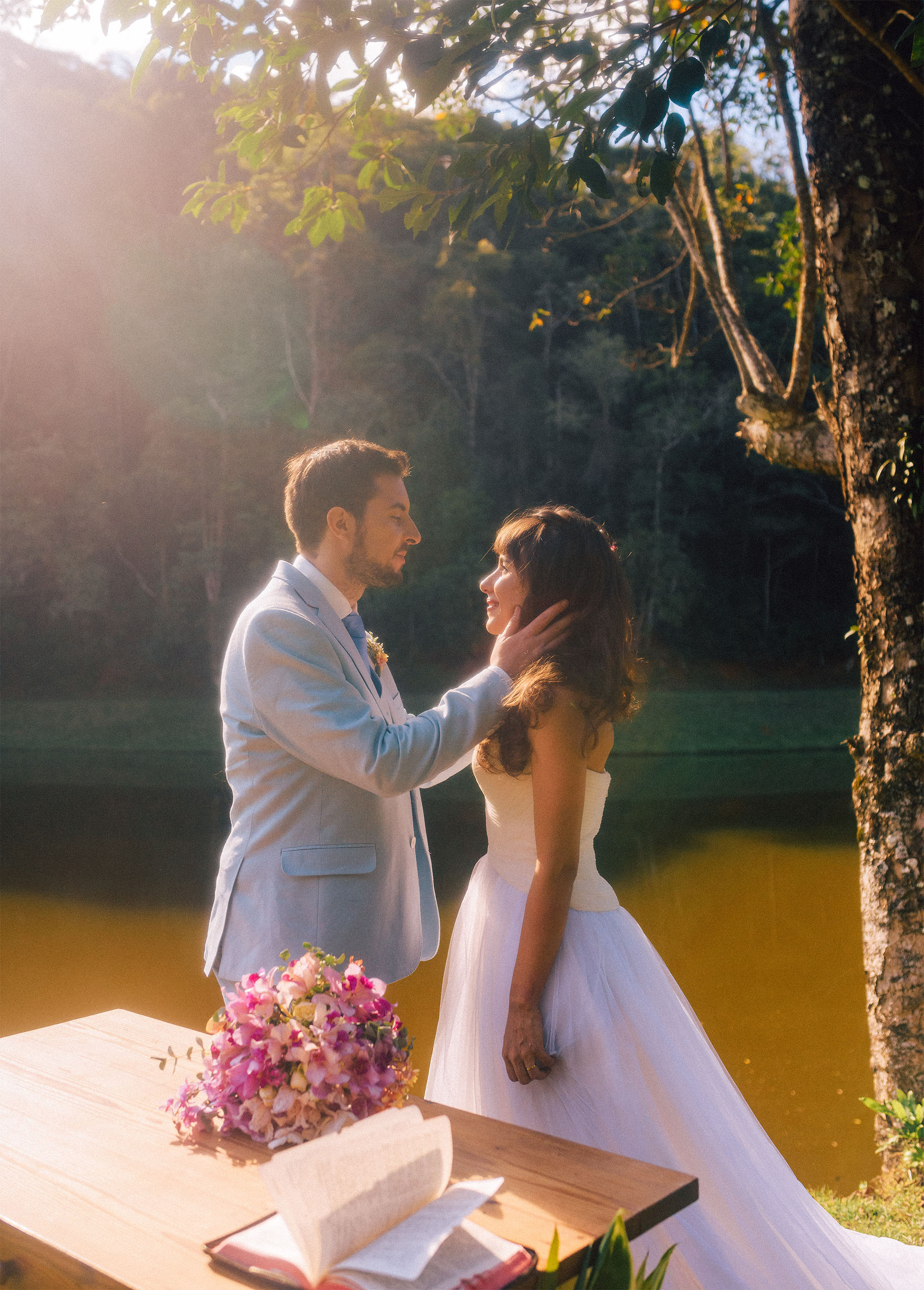 Beijo dos noivos no casamento