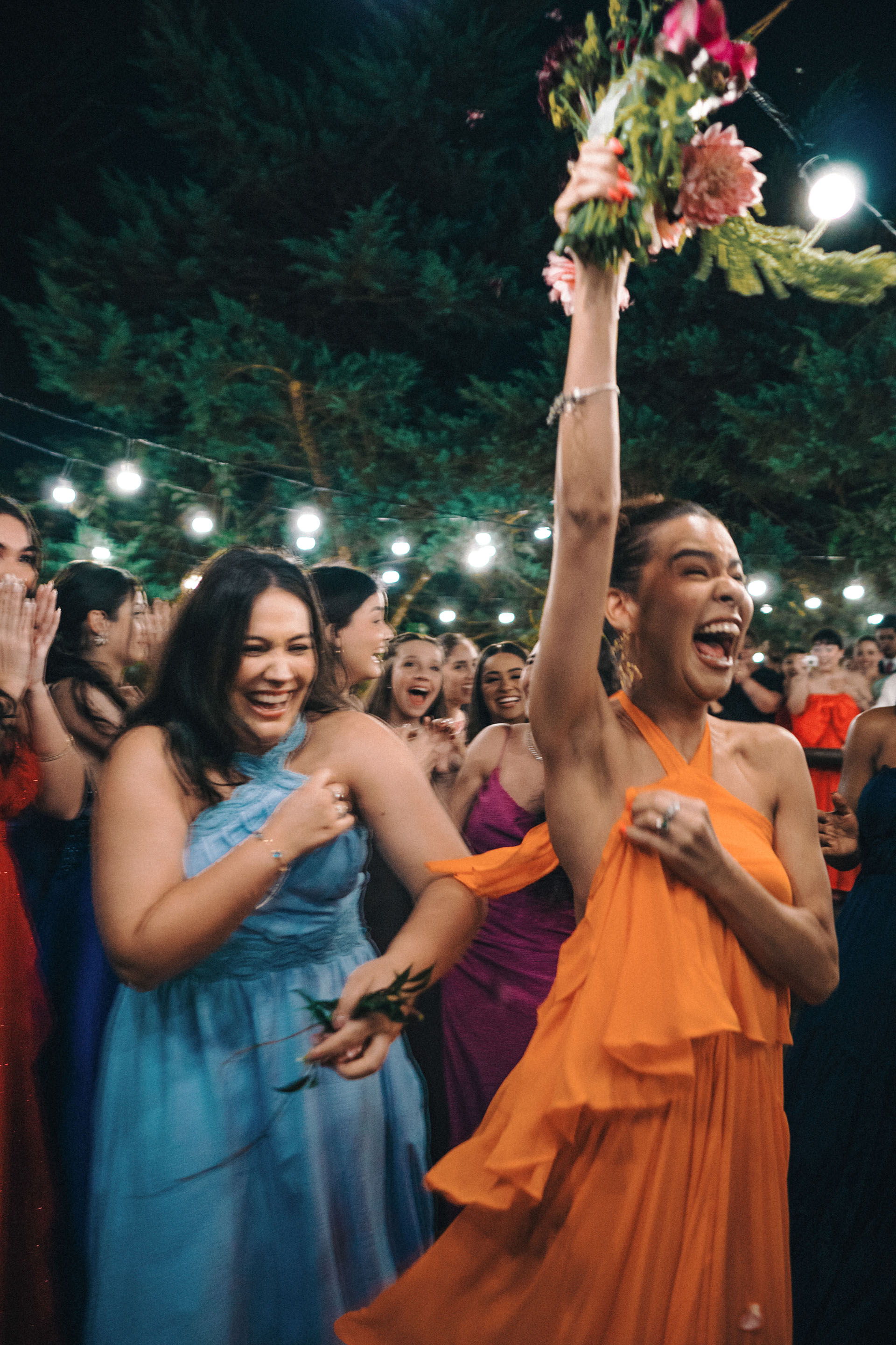 Celebração com beijo dos noivos na recepção