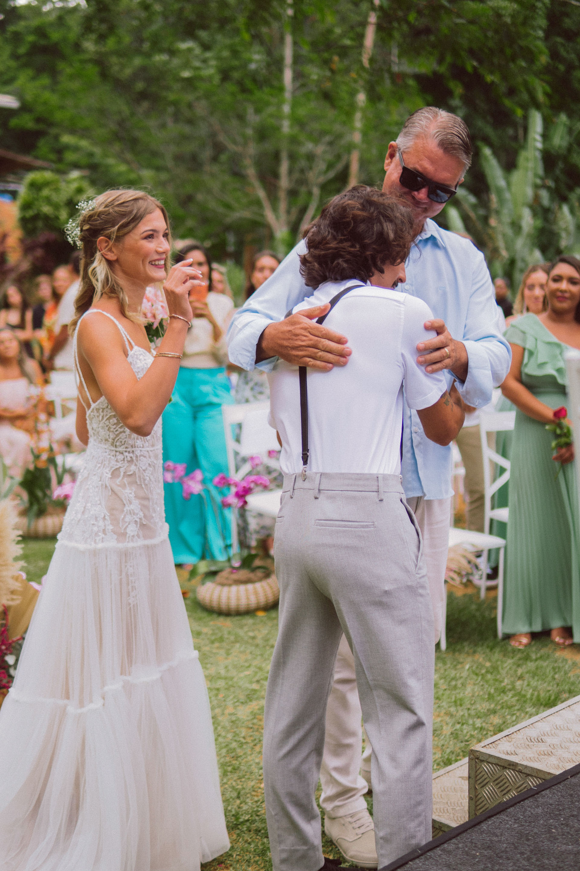 Noiva Jade com pai durante cerimônia de casamento